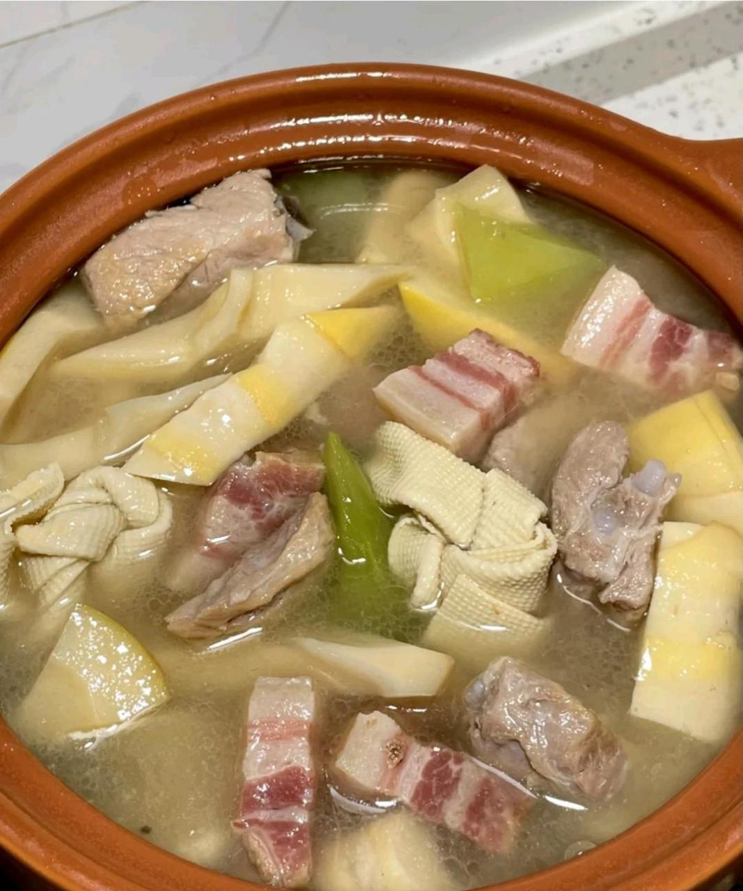 不一样的世界杯美食之百叶咸肉汤!  让他爱上喝汤就给他煲这道汤.