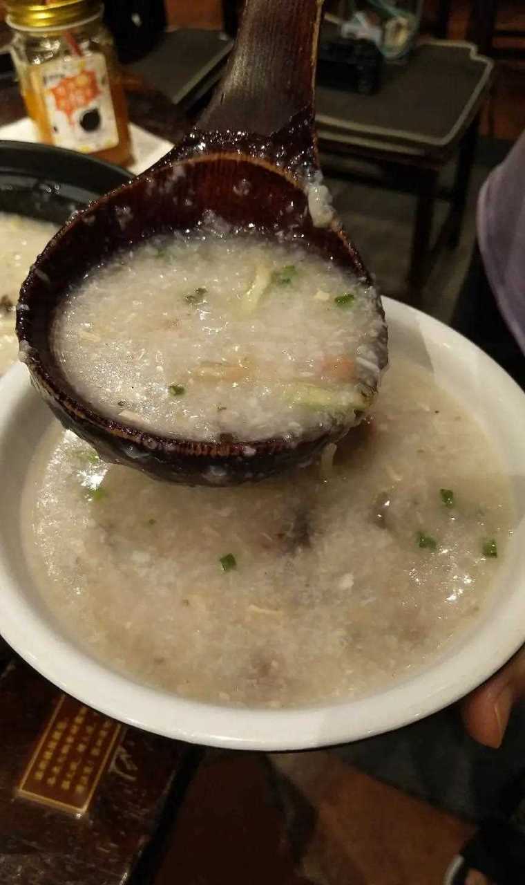 不愧是正宗做粤菜的,一份粥都做得这么精致