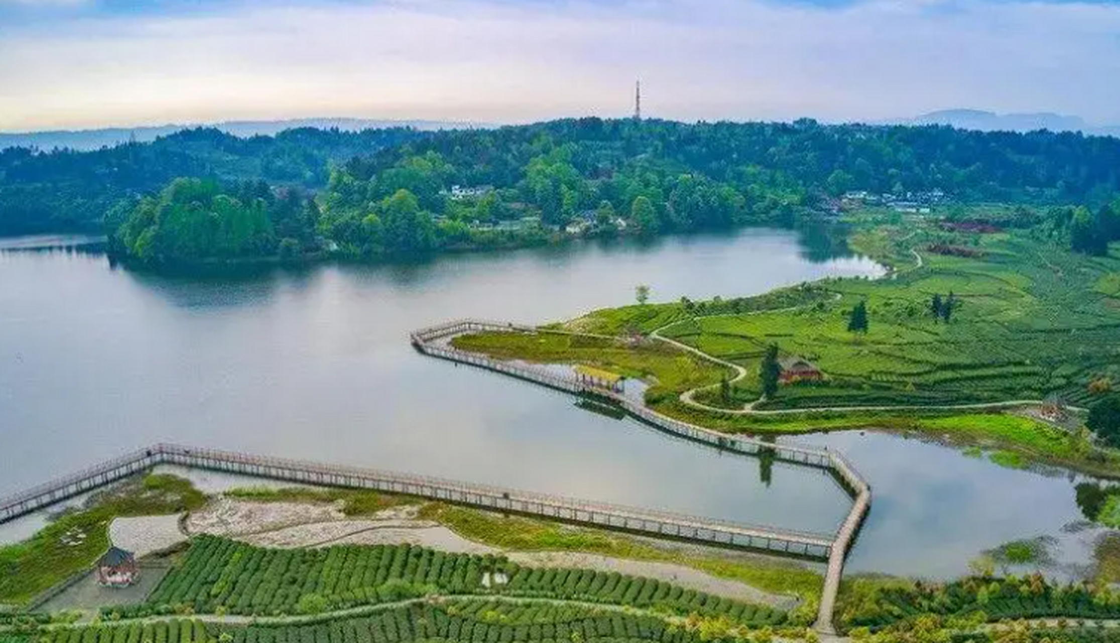 清漪湖,与百丈湖毗邻,湖面55万平方米,常年蓄水400万立方米.