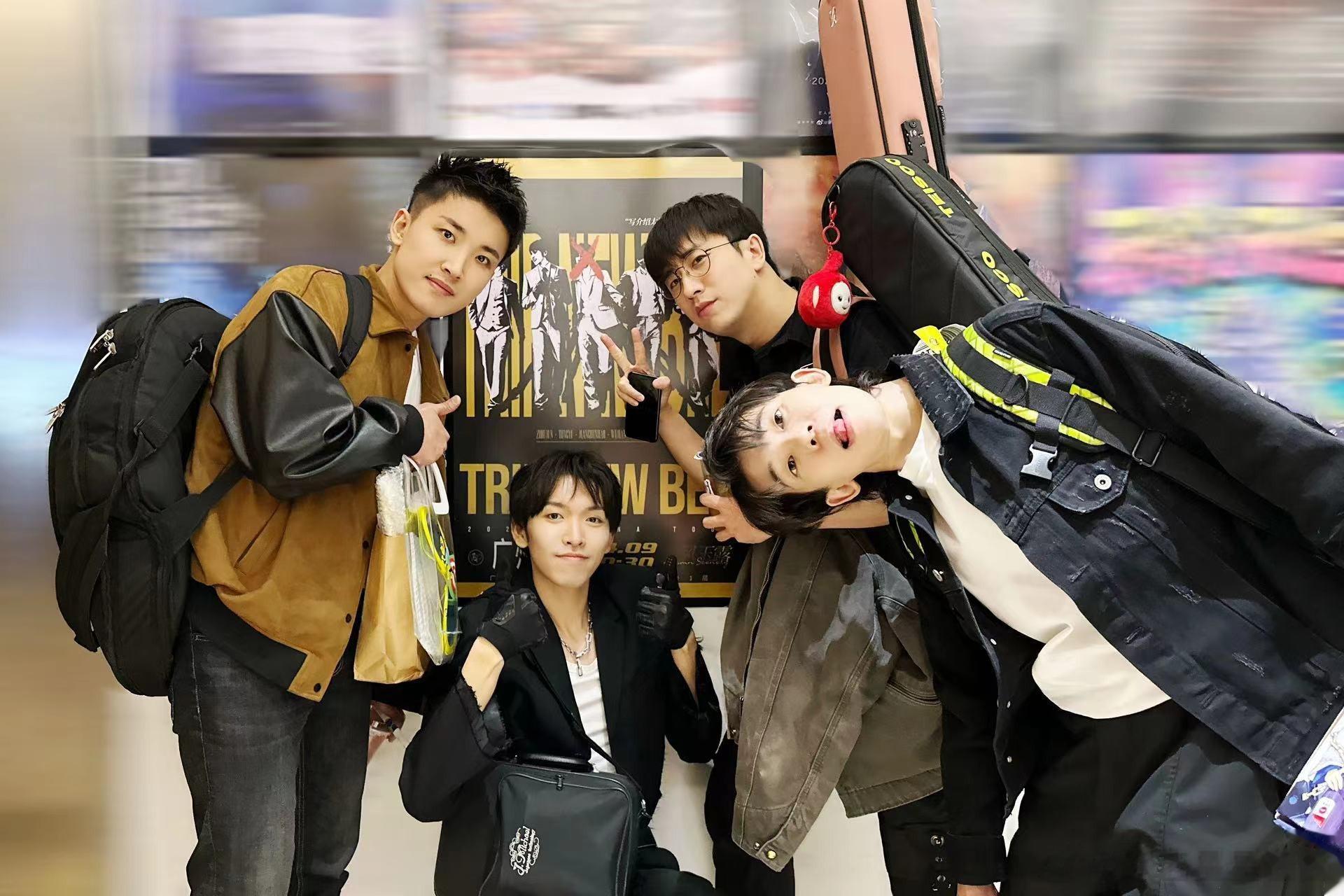 #旅行新蜜蜂# 这完全就是宝藏乐队了!妥妥的就是在搞笑,毕竟大家活都