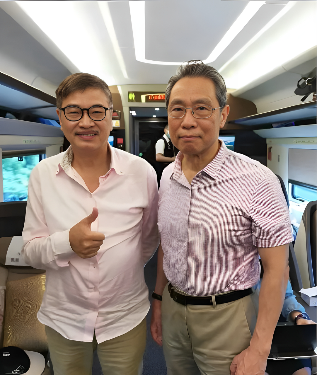 2020年,吴孟达和钟南山院士在高铁上偶遇并拍了照!