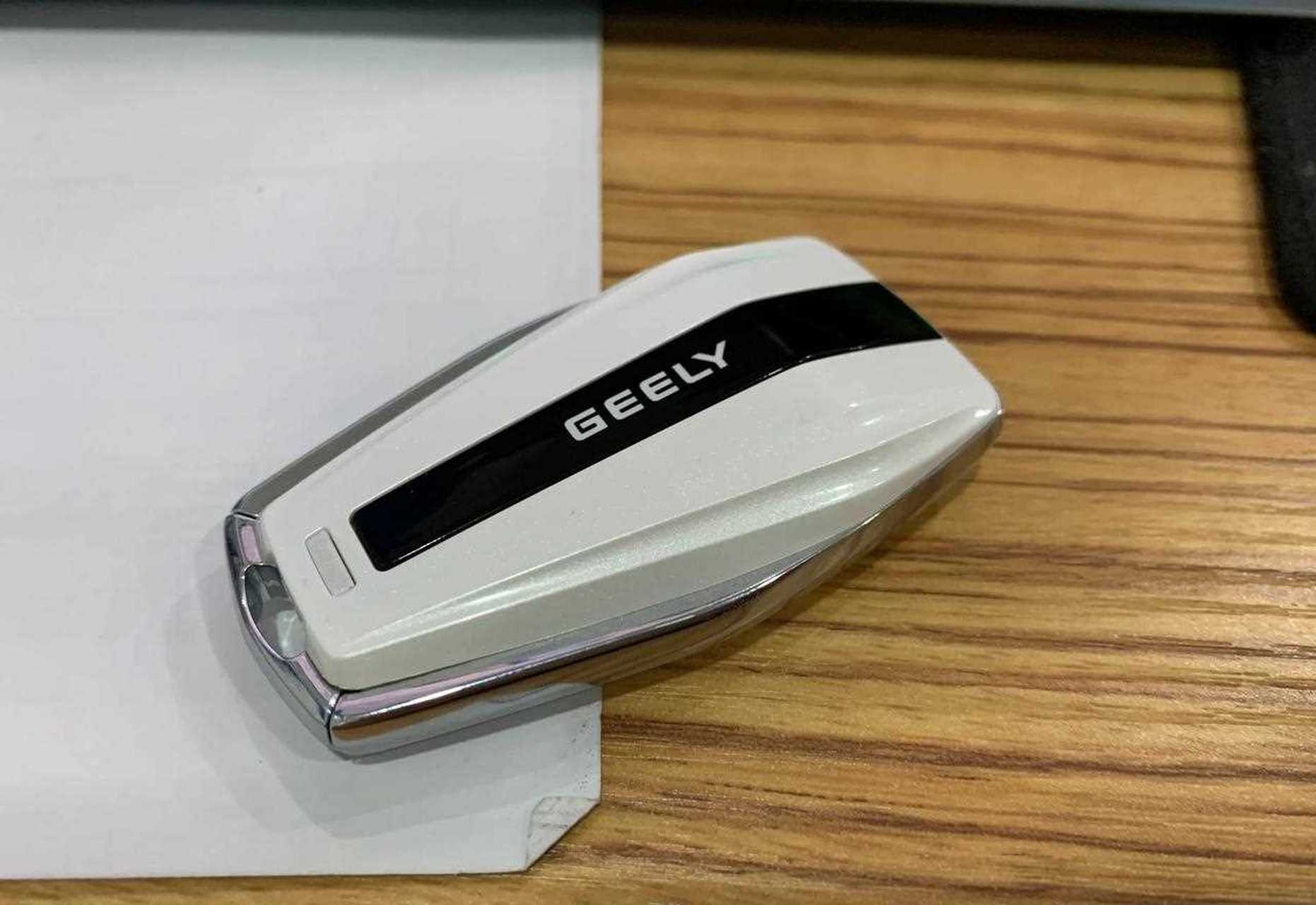 吉利icon的车钥匙,白色珠光漆,很纯洁的颜色,质感很好,第三代钥匙