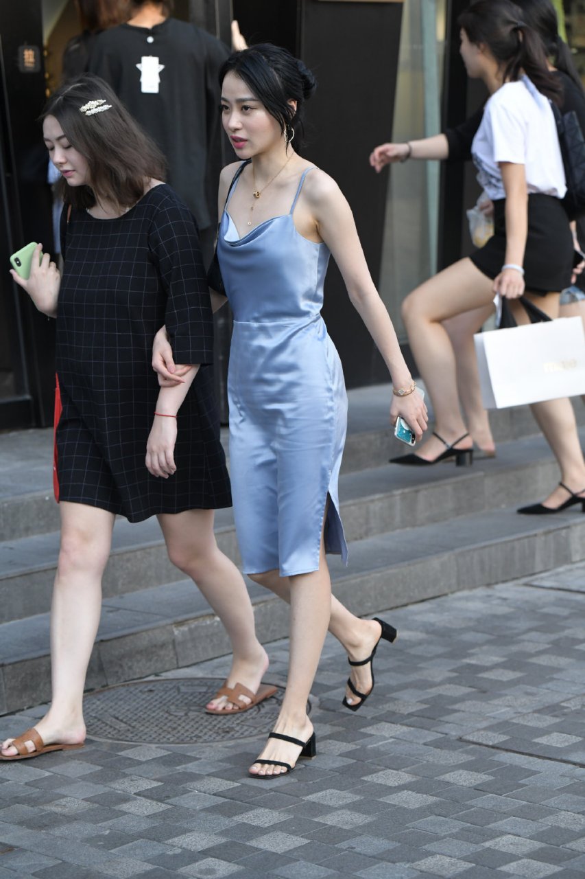 蓝色真丝吊带连衣裙,高级感十足#身材好要穿出来# #时尚街拍