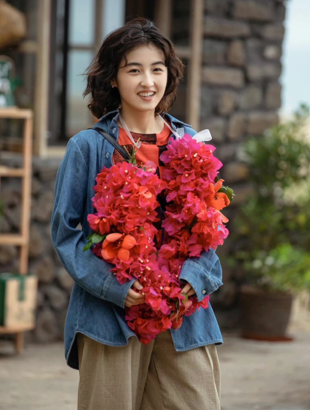 张子枫 能明显发现子枫妹妹似乎比之前更瘦了, 配上这个短的波浪卷发