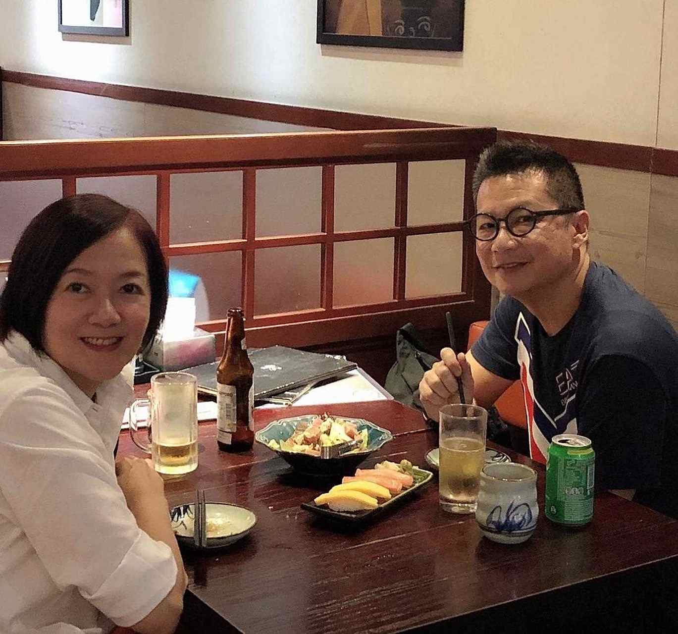 香港tvb男星郑子诚和老婆刘倩怡合照,这对夫妻一直都这么恩爱[生日