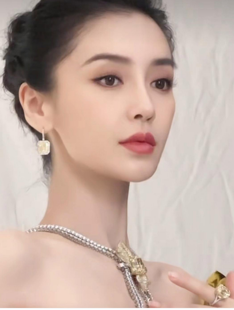 杨颖angelababy现身发布会贵气十足,脖子上的钻石项链彰显咖位.