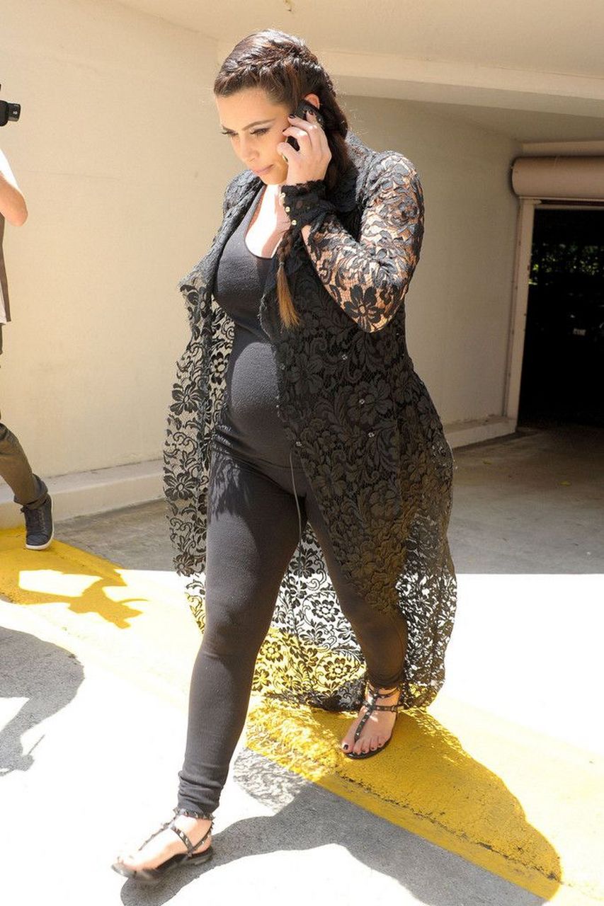 金卡戴珊怀孕的时候,穿衣风格真是挺雷人啊,穿上黑色镂空裙能看到孕肚