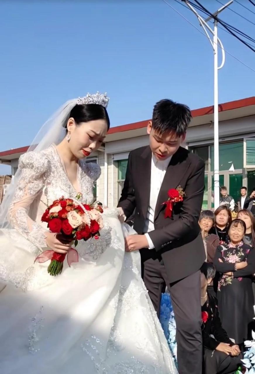 美丽的新娘嫁到了农村,新郎也想给她一个隆重的婚礼! #趣图搞笑