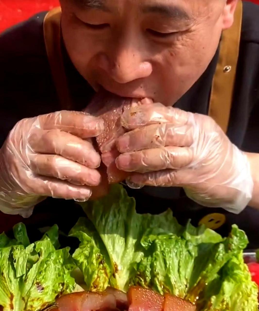 看着大哥吃肉的样子,真是让人垂涎欲滴!