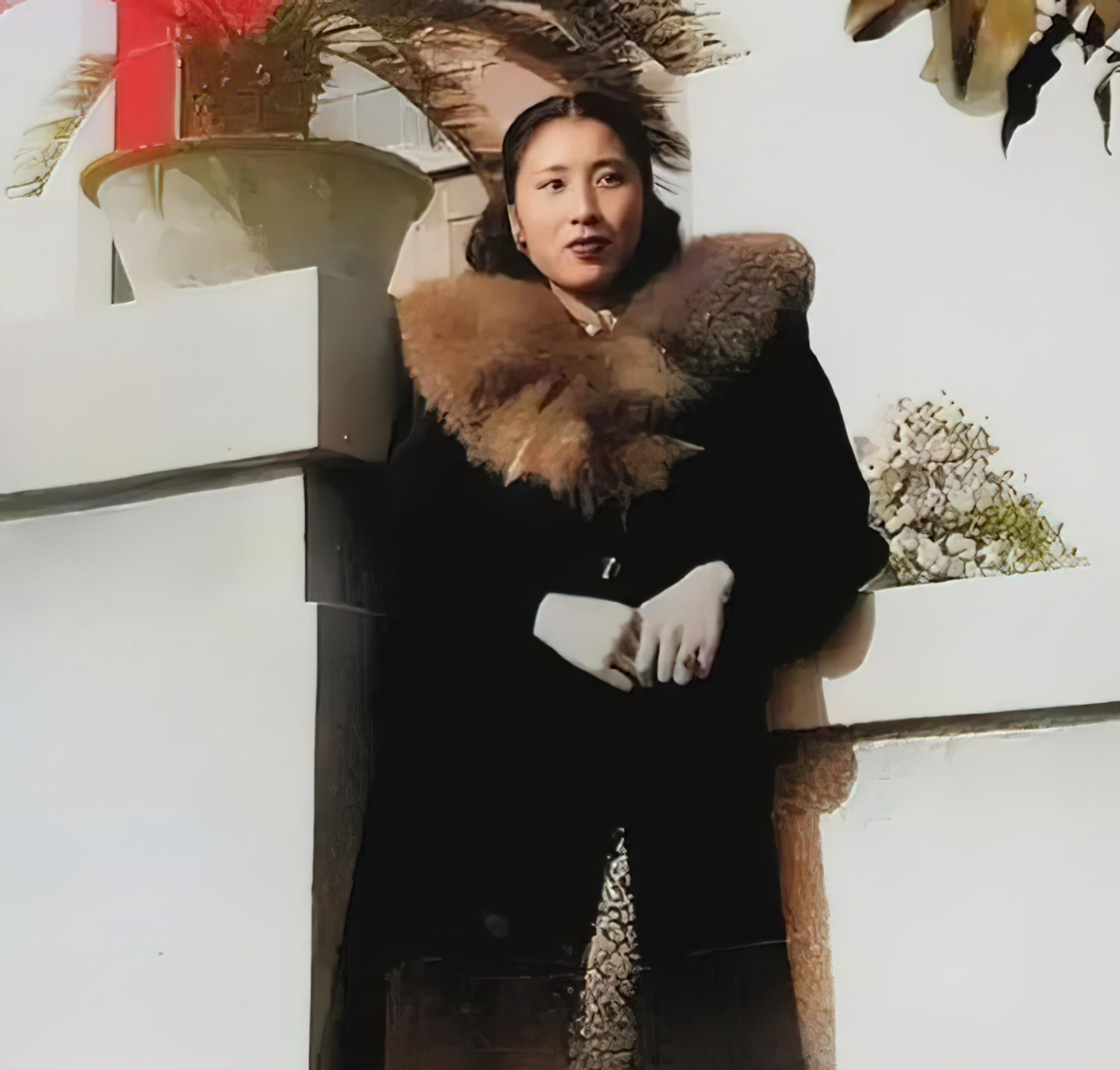 她的父亲和伯父都是保定军校毕业的军官,而她的外