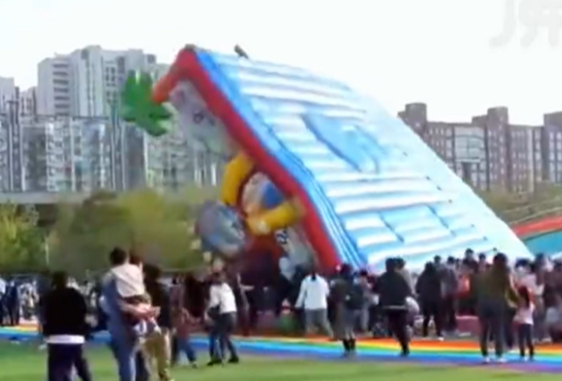 郑州游乐园充气城堡被风掀翻,有孩子被砸,网友:安全堪忧  4月8日,河南