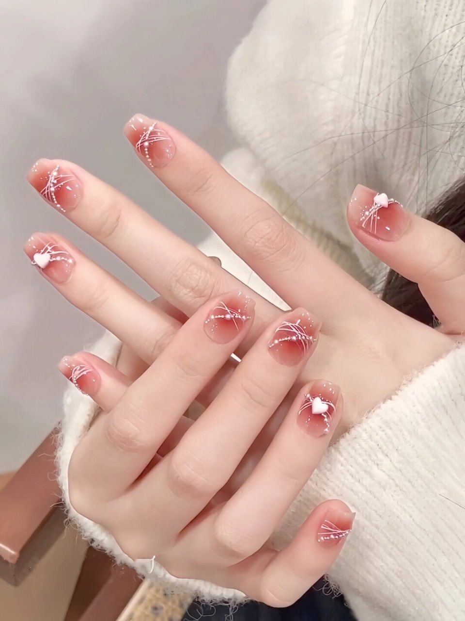 同时,这款美甲还非常适合搭配各种场合和服装,无论