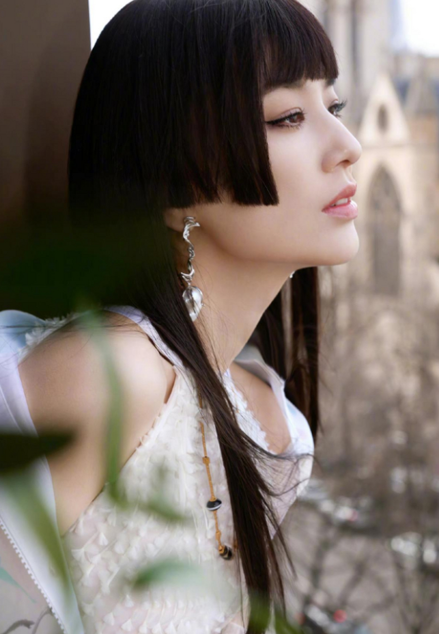 黄圣依半切刘海新造型,新颖独特,很好的修饰了颧骨.