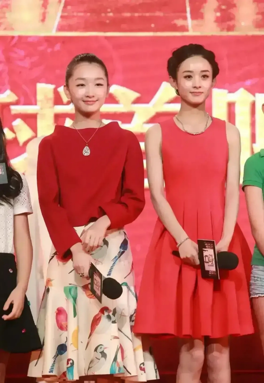 赵丽颖周冬雨同台,同穿红色衣服,两人都很清纯,到底谁更美呢?