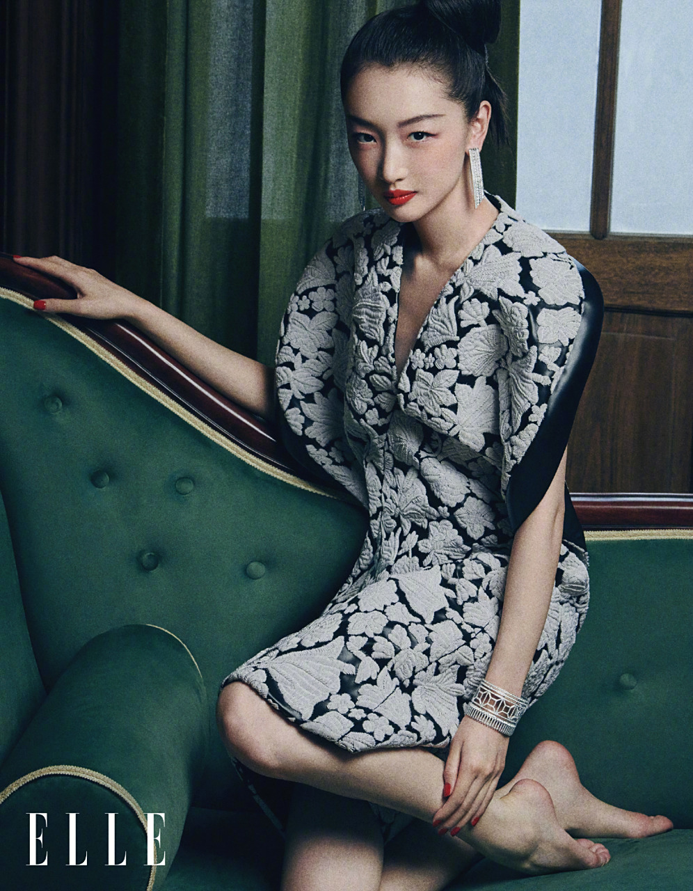 周冬雨身穿lv六登《elle》封面,利落发型,精致妆容,光影朦胧,以一个