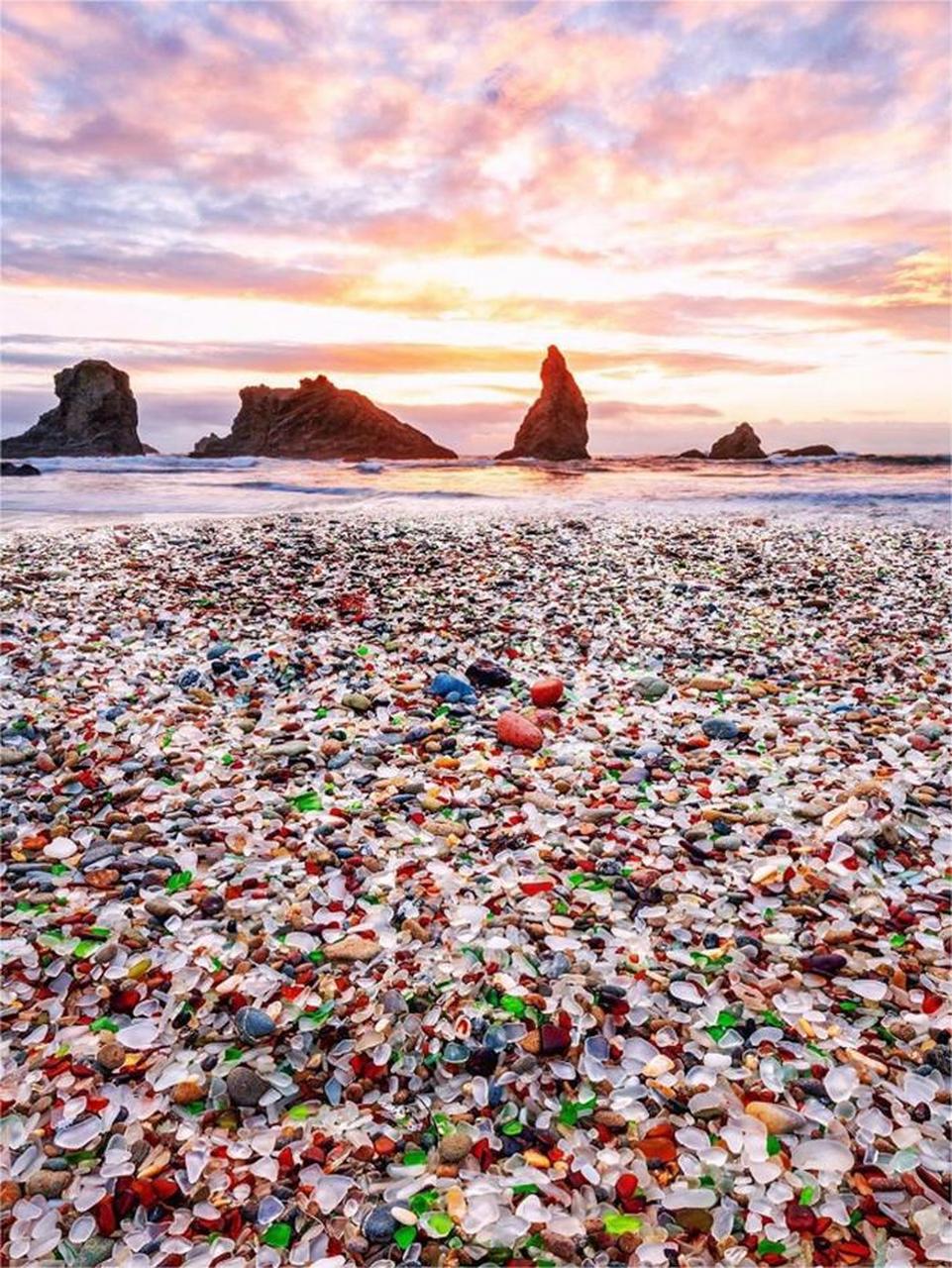 美国加州布拉格堡附近,有一个玻璃海滩,看起来就像海滩上铺满了各种