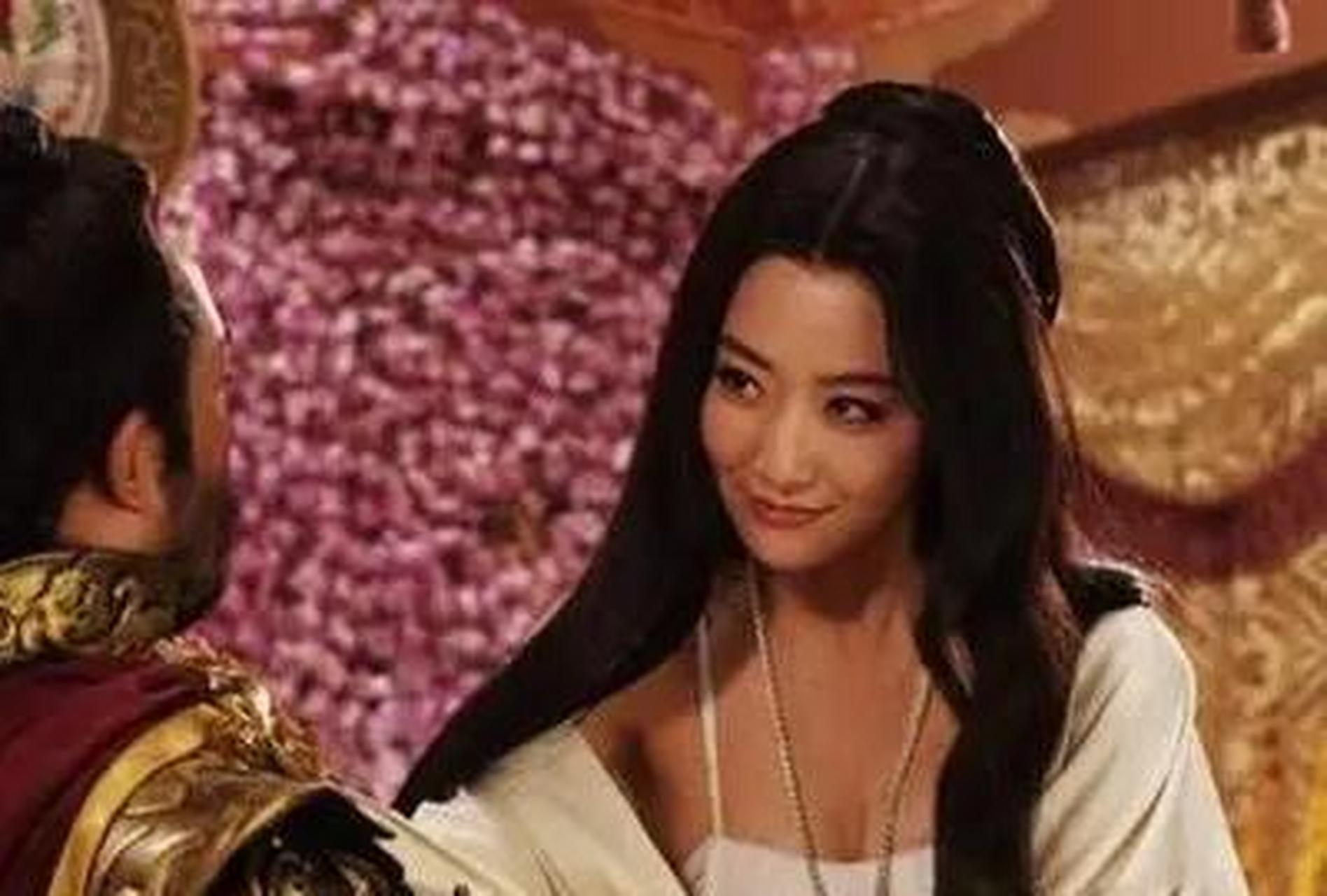 公元618年的一天,醉醺醺的宇文化及,指着弟弟宇文智及,大骂道:"当初我