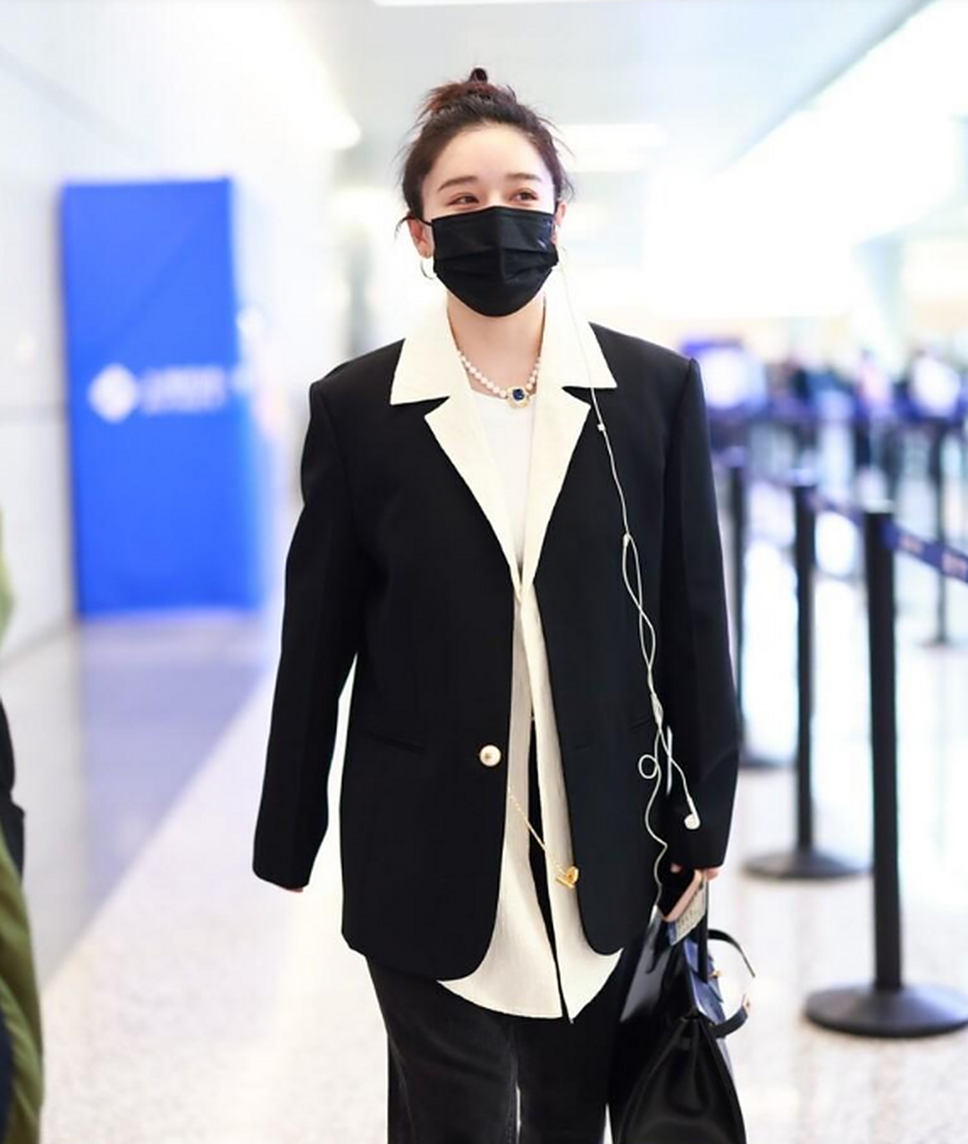 阚子清走机场,黑色西服 白色衬衫 马丁靴,简约时尚,干练有气质,又酷又