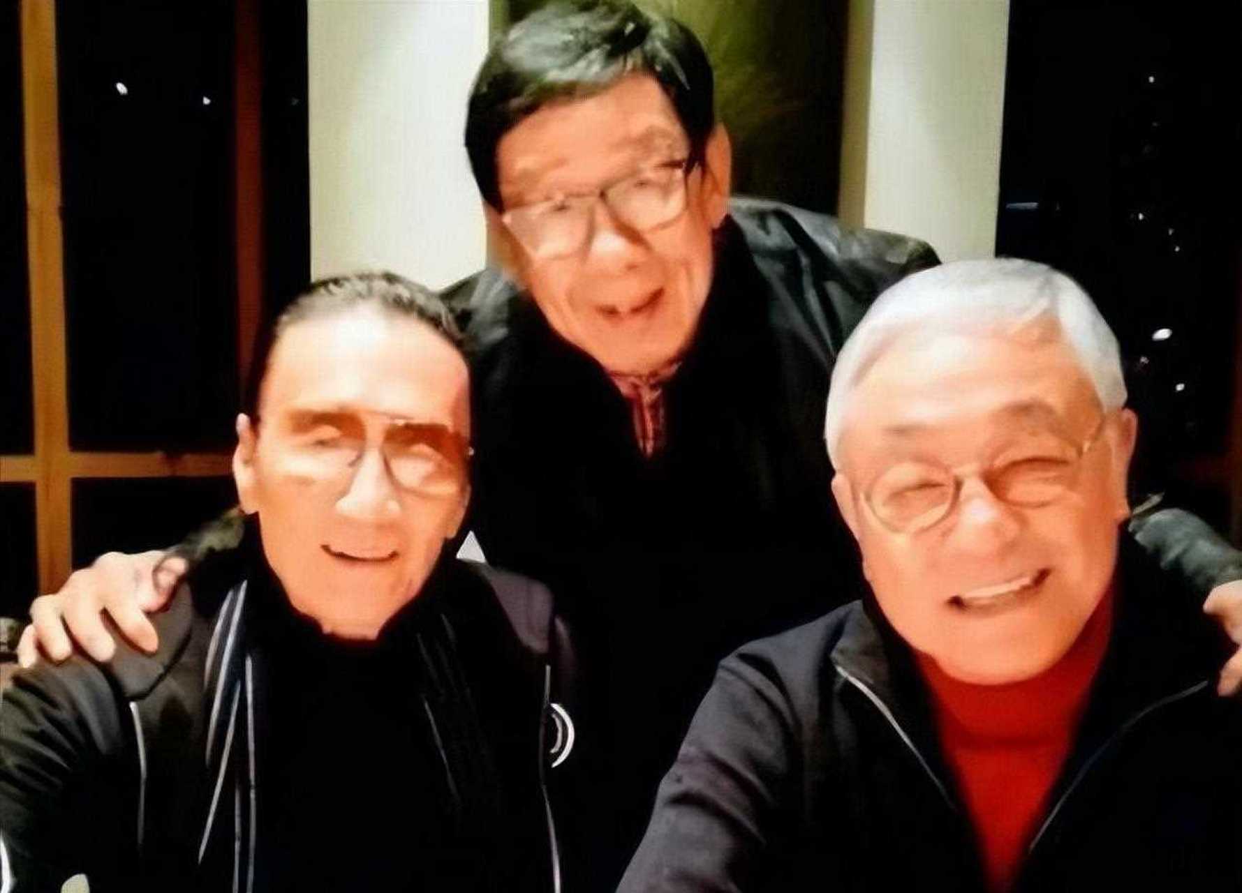 2021年,曾江因病入院时,多年的老朋友谢贤前往医院探望,两人拥抱在