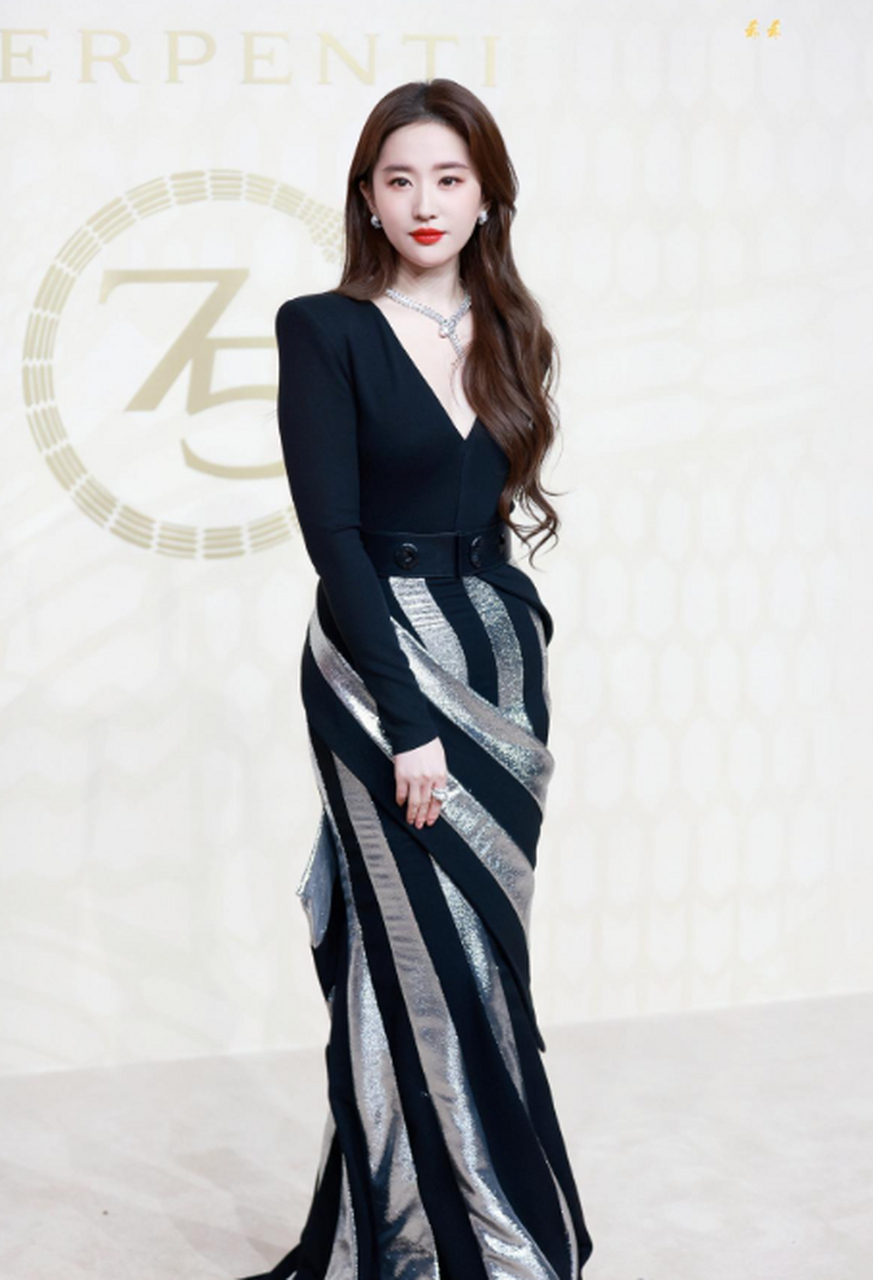 刘亦菲身穿深v条纹裙