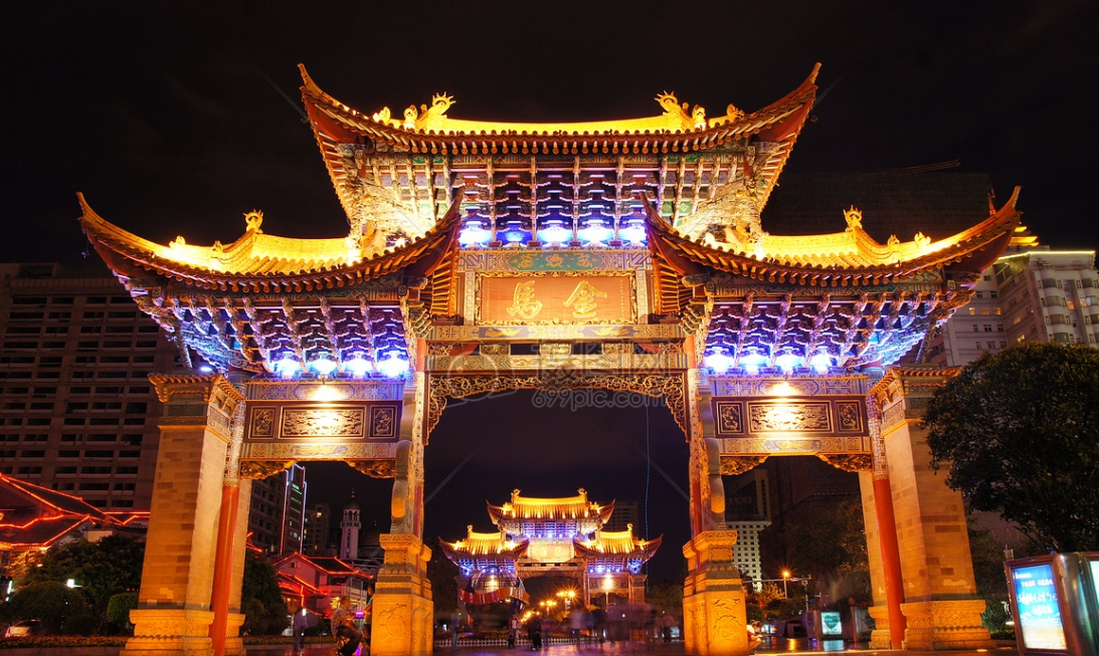 昆明是云南省的首府,地处云贵高原的腹地.