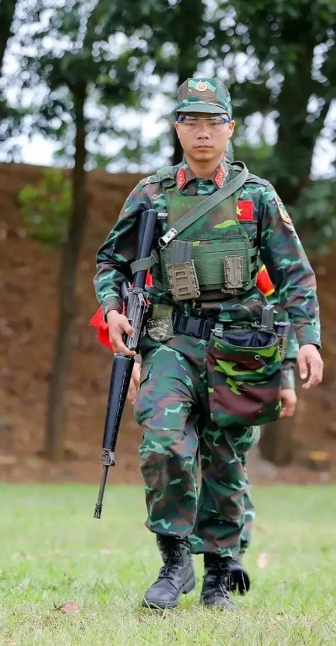 越南特种部队的新式迷彩服,穿在身上松松垮垮的,没一点精气神.