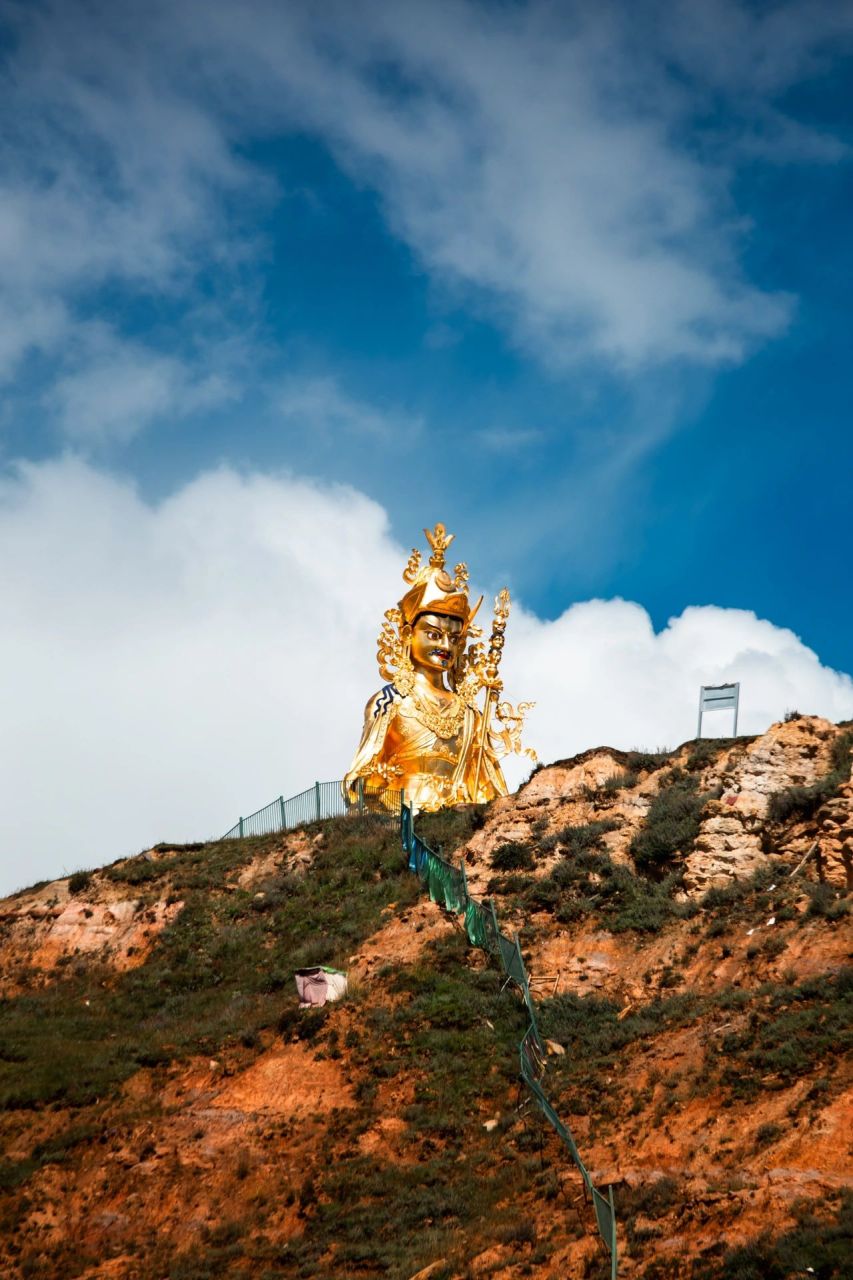 亚青寺被誉为中国最大的尼姑庵,位于四川甘孜州白玉县昌台区,也被称为