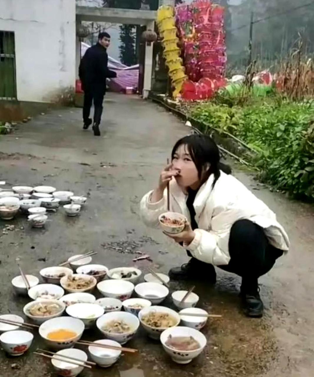 蹲着吃席是哪个地方的传统习俗,背后的原因是什么?