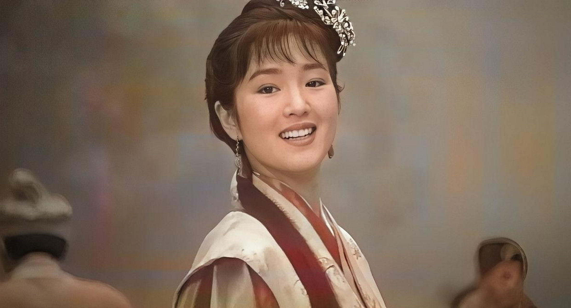 仔细看她的一些古装照片,确实美得有点"僵硬",眼神柔和,不犀利,圆下巴