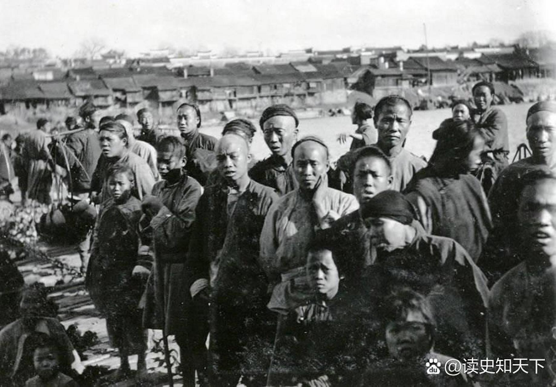 清朝末年百姓围观摄影师拍照.