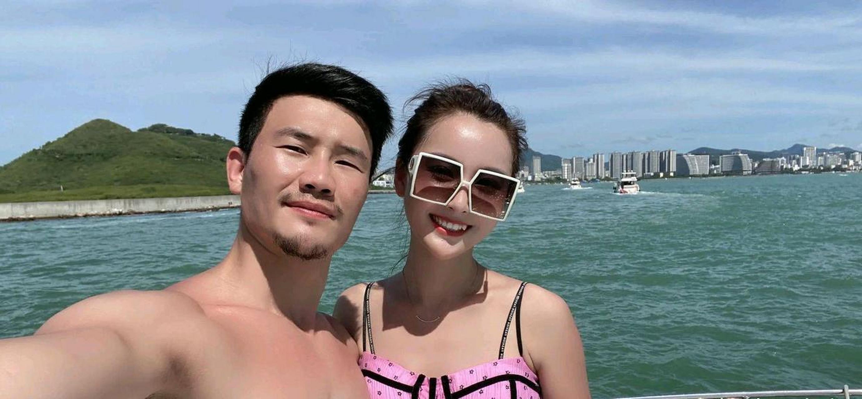 网友:嘎子与老婆海边度假留念