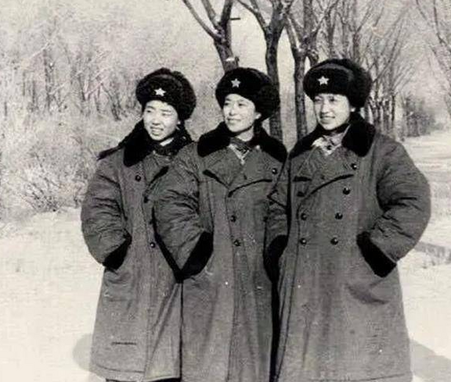 霍玲,毕业于哈军工,55岁被授予海军女少将军衔.