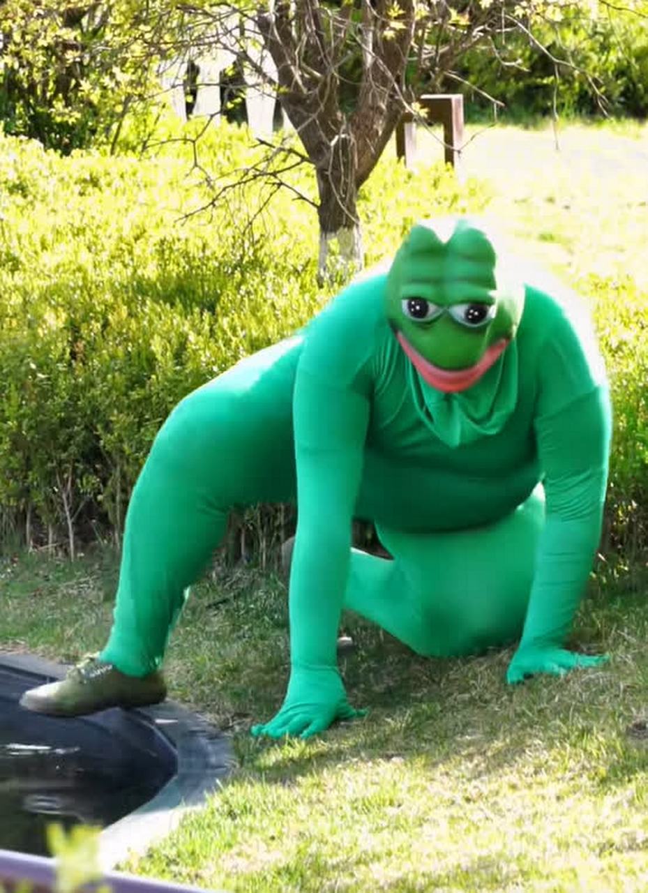 这是绿巨人还是变异超人青蛙?[鄙视]