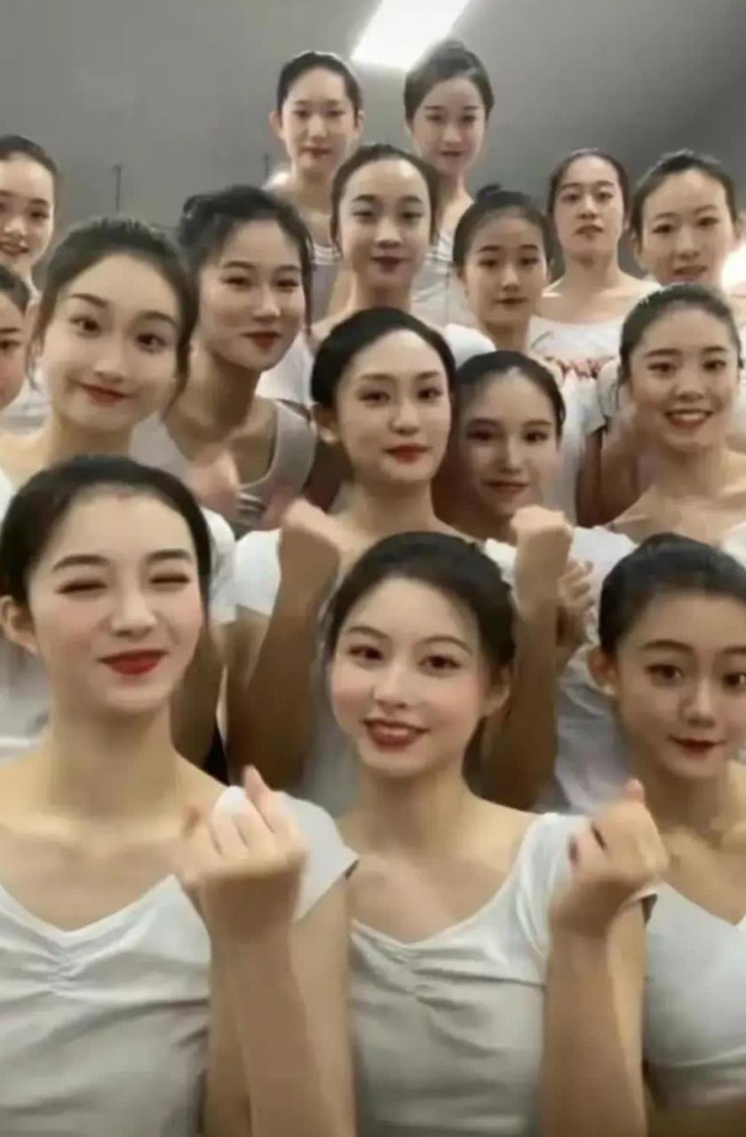 艺校的女生颜值气质都不错,感觉都是主角啊![嘘]