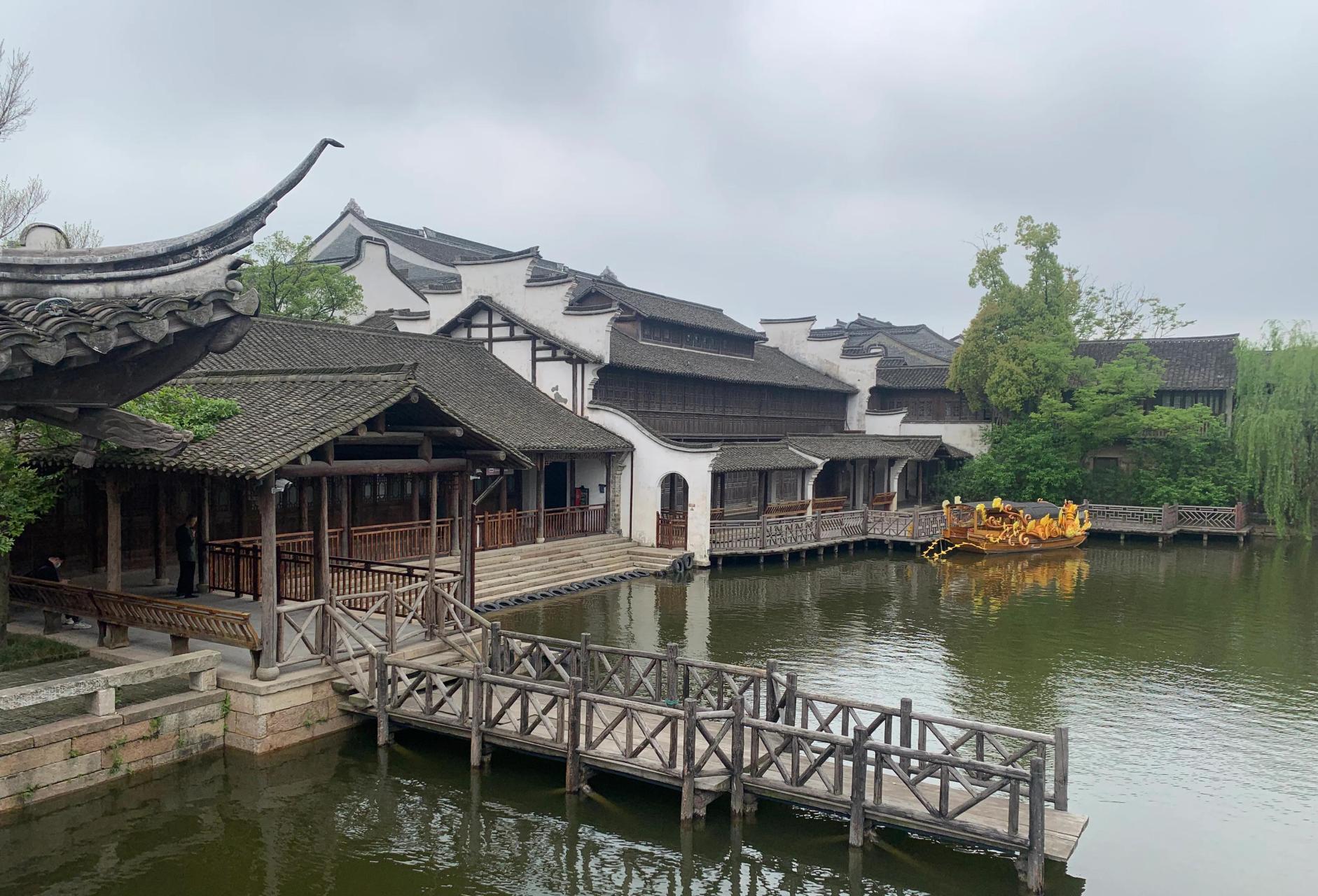 推荐濮院古镇,位置在浙江桐乡,与乌镇车程仅20分钟的距离,规模是乌镇