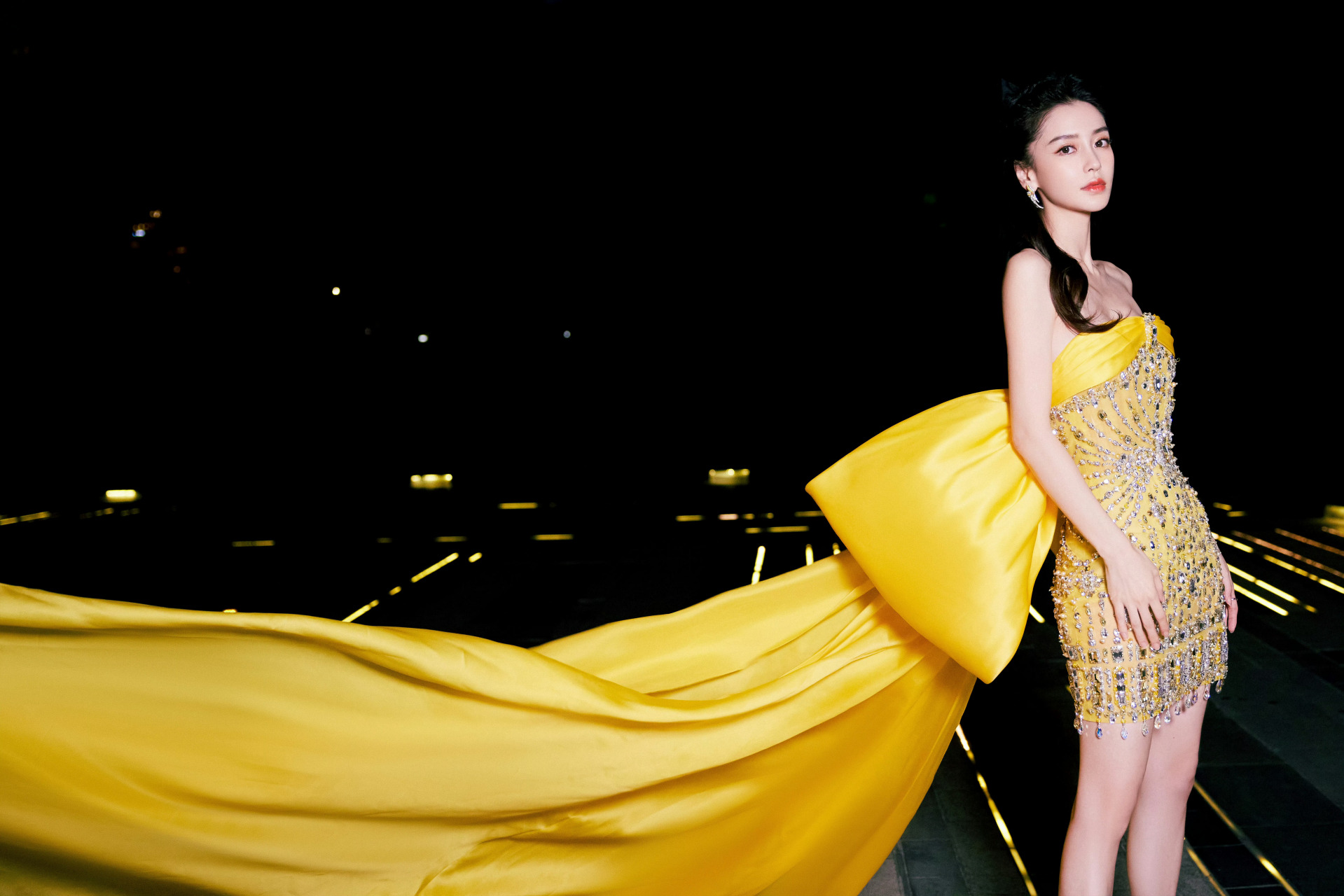 这件黄色长裙的设计独具匠心,完美地展现了angelababy杨颖的优美身姿.