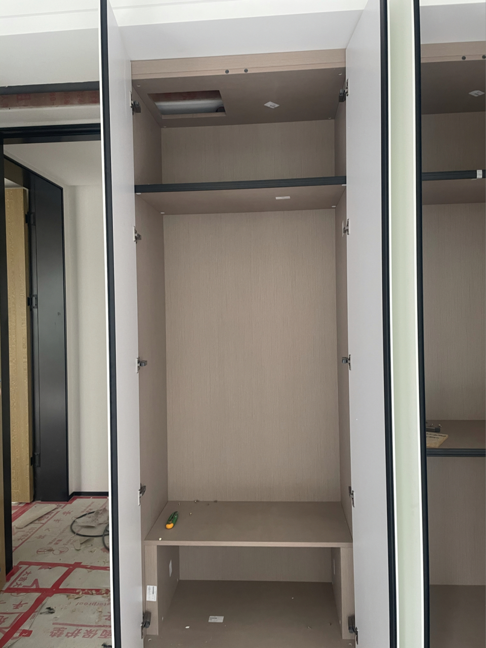 没有"翻车"的儿童房衣柜 柜体是进口的lsb定向刨花板,想着儿童房不要