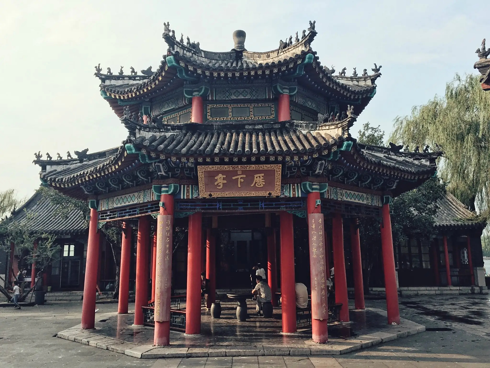 历下亭位于济南大明湖水面诸岛中大的湖心小岛上,因处历山之下而得名.