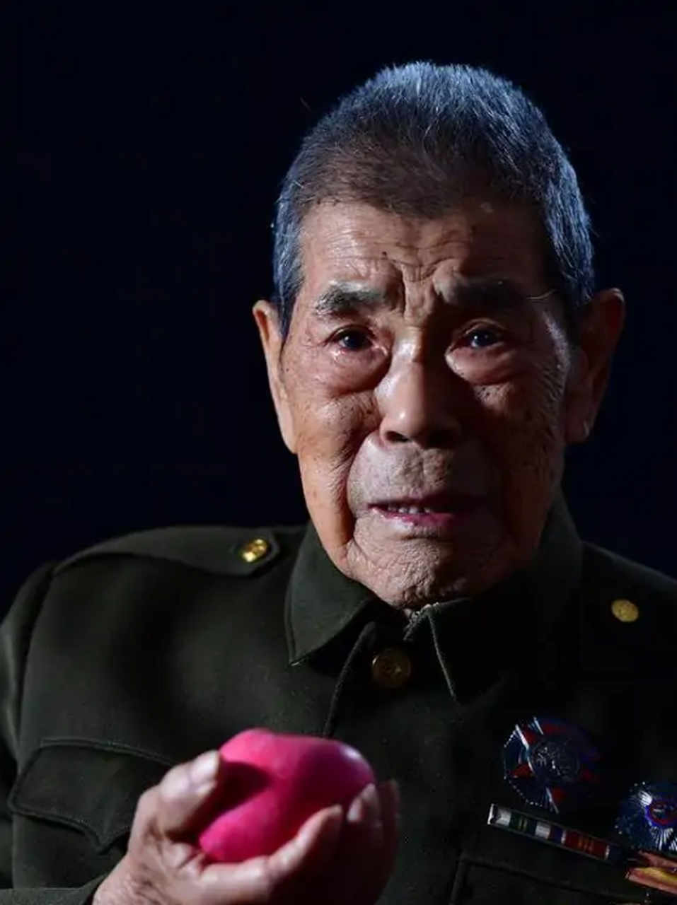 上甘岭战役时,15军军长秦基伟将军规定:谁能送一个苹果进坑道,就给谁