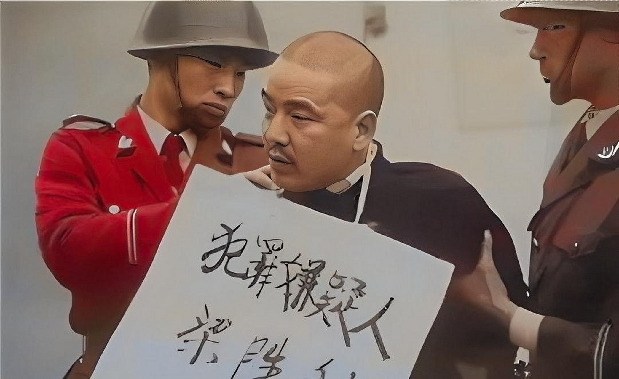 2003年在许昌,就在他被处决前,梁胜利正在洗最后一次澡,他的最后一餐