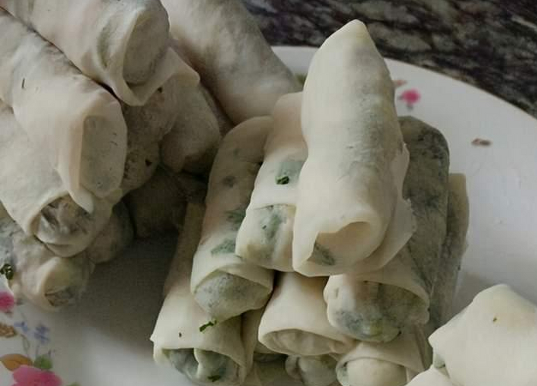 松溪薄饼又称松溪春卷,是南平市松溪县传统小吃,分布于该县的郑墩镇