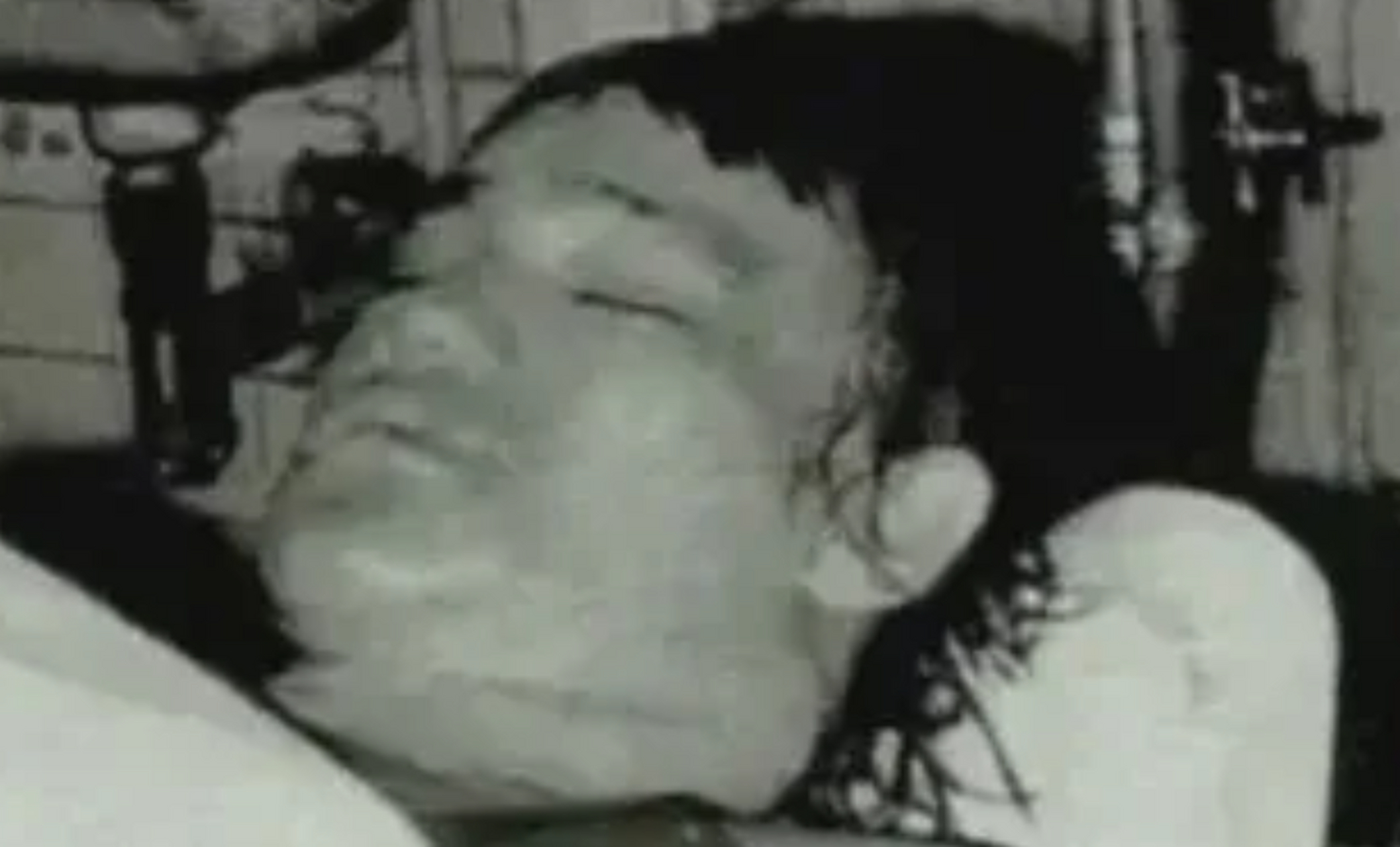 这是70年代李小龙的一张罕见遗容.