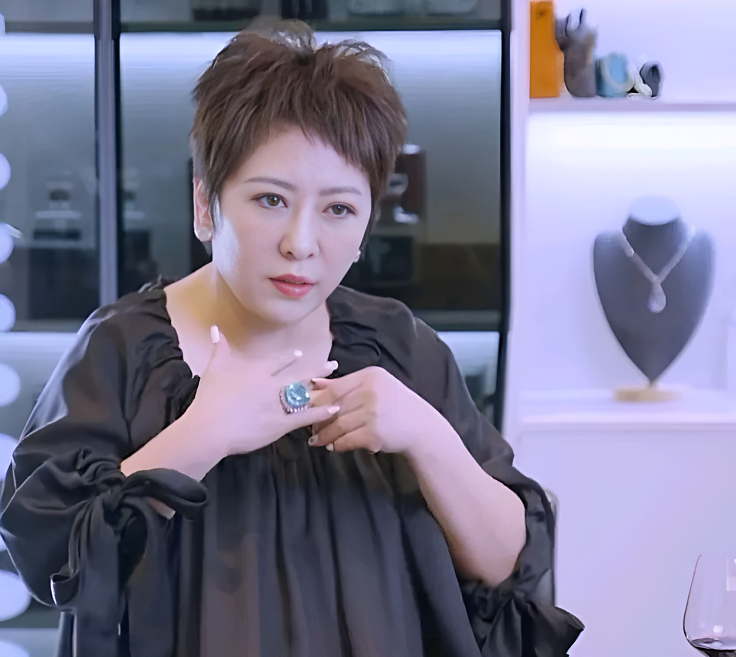 向太佩戴着重达80克拉的稀有珠宝——帕拉伊巴!