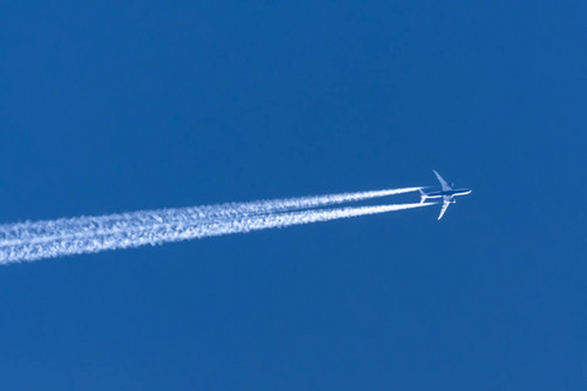 其实飞行员是无法控制白线出现的,飞机拉线学名