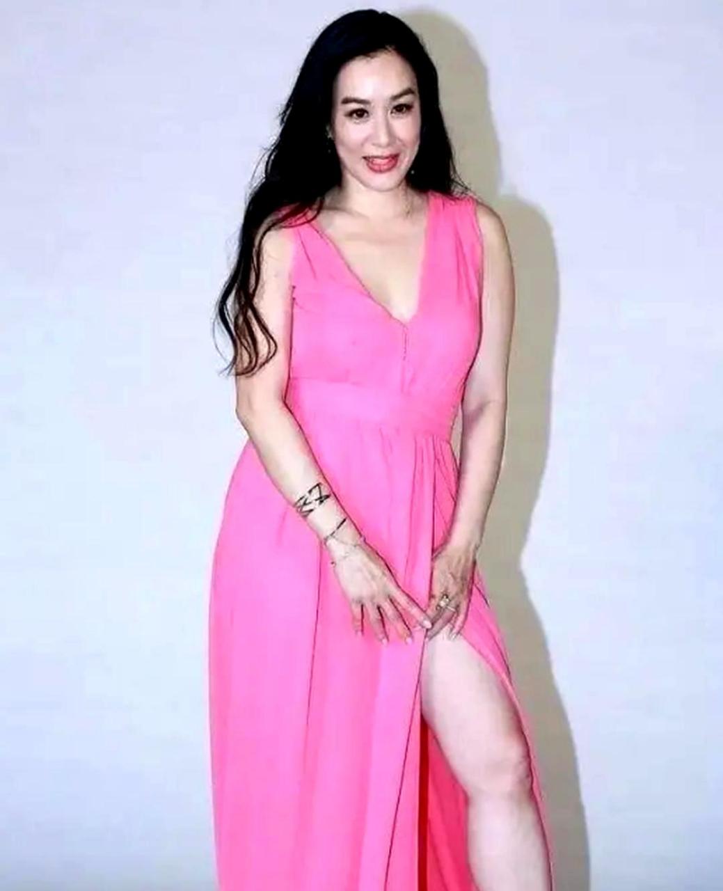 钟丽缇和老公同框,穿着吊带裙展现丰满身材,不再扮嫩,更显韵味!