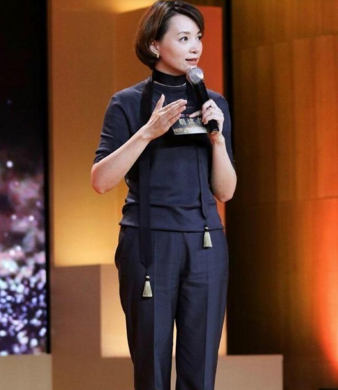 董卿穿针织上衣配吸烟裤,腰带当围巾优雅又大气,凸显优雅与高级.