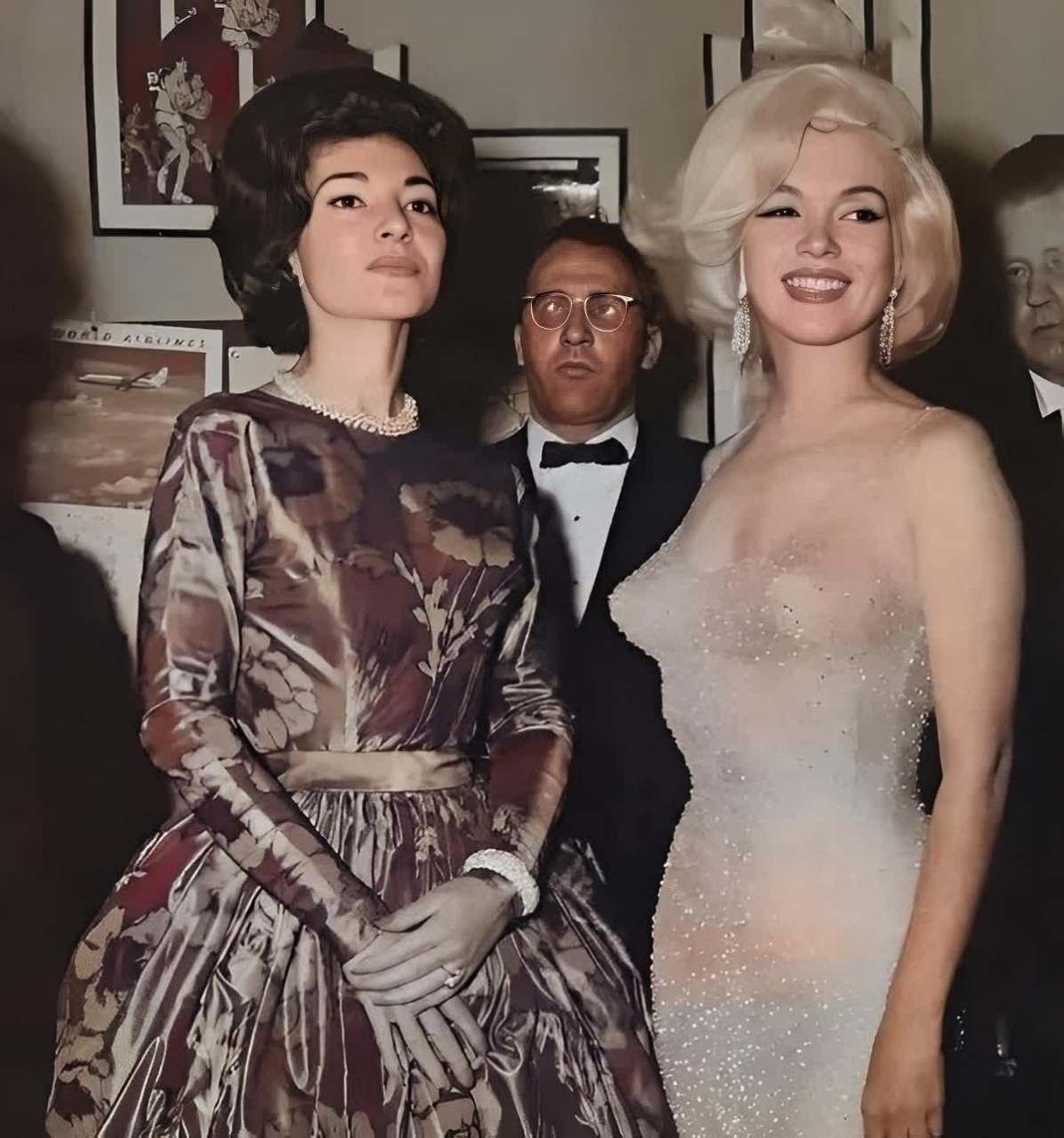 1962年,女演员,卡拉斯(左)和梦露在肯尼迪的生日聚会上合影.