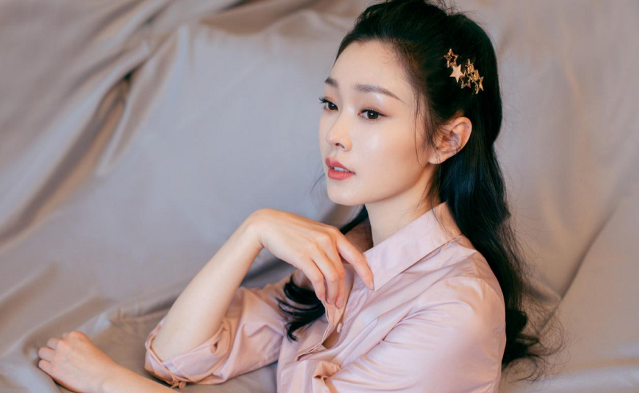 一天,在《伪装者》的拍摄中,宋轶遇到了一场难以通过的戏份,导演愤怒