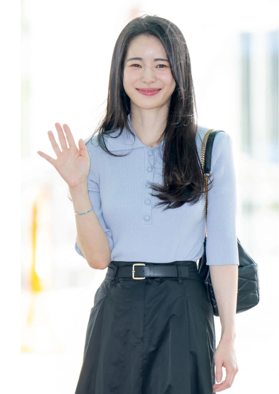 韩国女演员林智妍最新机场妆造好清新可人,一身sisley装束,让人眼前一
