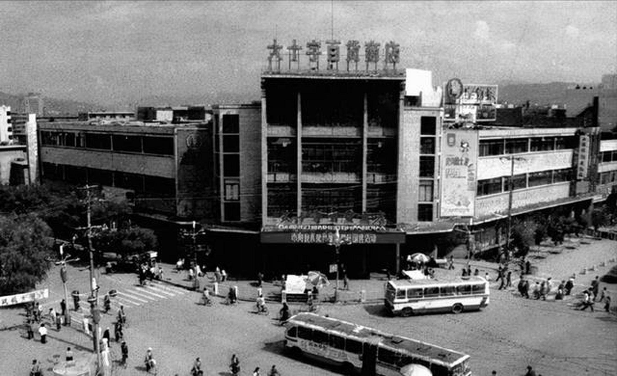 80年代西宁老照片:水井巷,大十字,西大街,大转盘,北大街小学